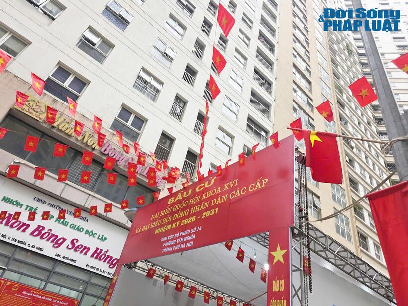 Cờ, hoa sắc đỏ khắp đường phố đón ngày hội toàn dân