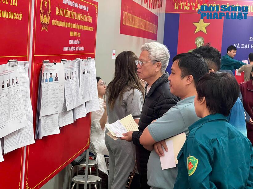 Trong không khí trang nghiêm phấn khởi, mỗi lá phiếu được gửi gắm kỳ vọng về sự phát triển của địa phương và đất nước