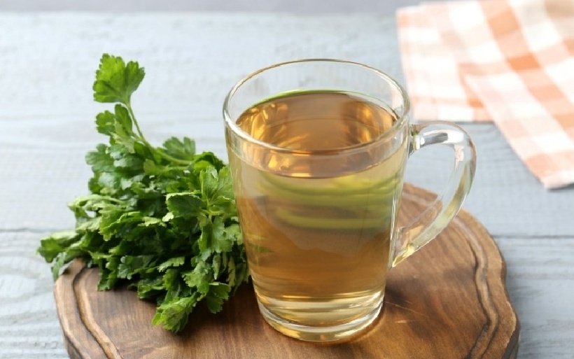 Rau mùi tây có tác dụng lợi tiểu tự nhiên, giúp giảm đầy hơi và hỗ trợ sức khỏe đường tiết niệu.