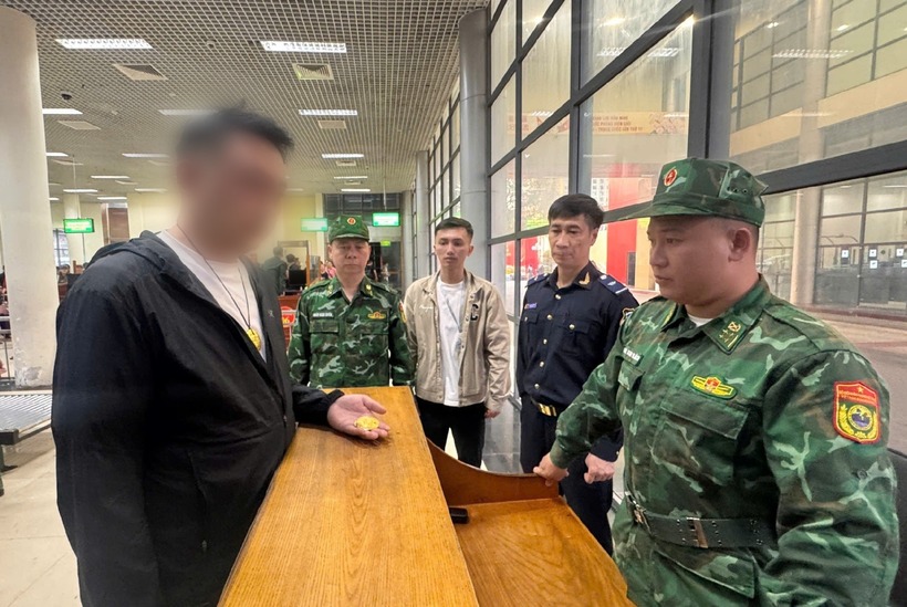 Đối tượng cùng tang vật. Ảnh: Dân Trí.