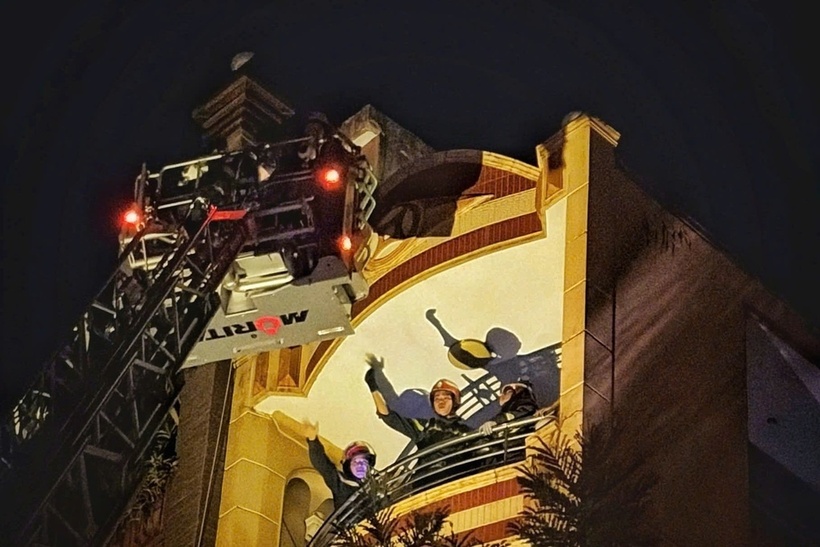 Cảnh sát dùng xe thang tiếp cận, giải cứu các nạn nhân mắc kẹt bên trong căn nhà đang cháy ở phường Bến Thành. (Ảnh: Cơ quan công an)