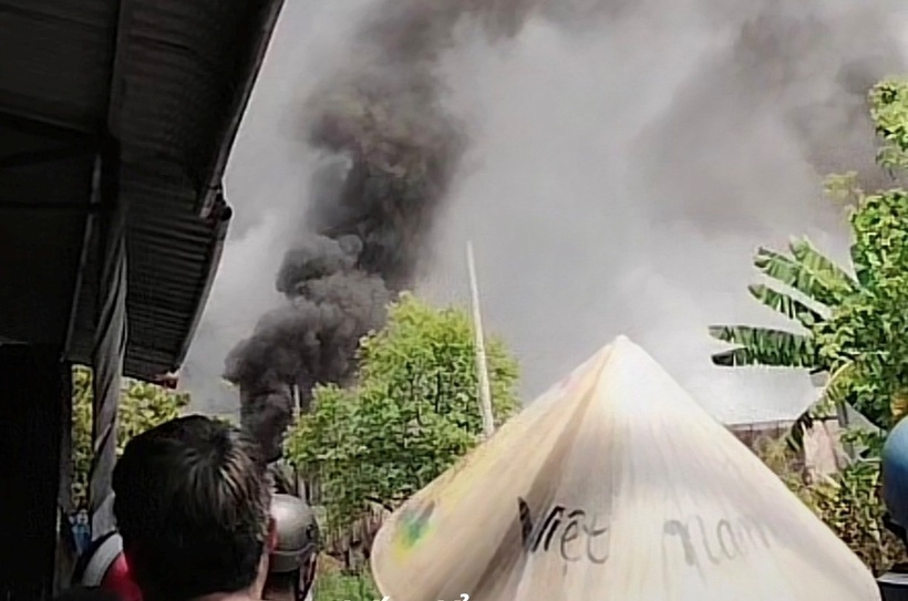 Đám cháy bùng phát dữ dội kèm theo khói cao. (Ảnh: Lao động)