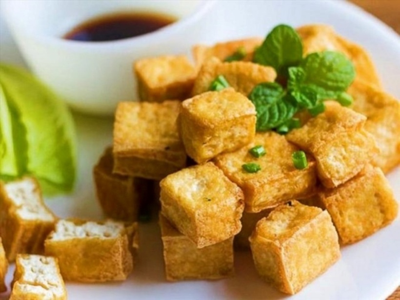 Chỉ với một mẹo nhỏ là nhúng đậu phụ qua nước muối loãng trước khi rán, bạn đã có thể biến món đậu rán quen thuộc trở nên hấp dẫn hơn rất nhiều, với lớp vỏ vàng giòn đẹp mắt, không dính chảo và không bị vỡ nát.