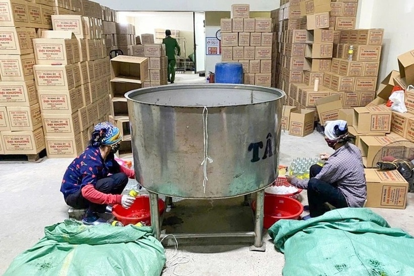 Cơ sở sản xuất giấm do pha axit acetic với nước. Ảnh: Báo Dân trí.