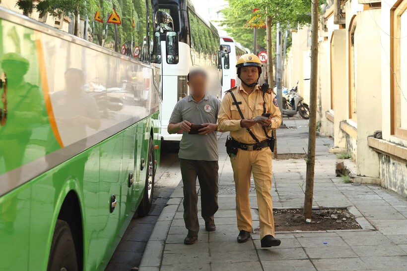 Trong sáng 16/3, lực lượng chức năng đã lập biên bản xử lý 7 trường hợp xe khách dừng, đỗ không đúng quy định.