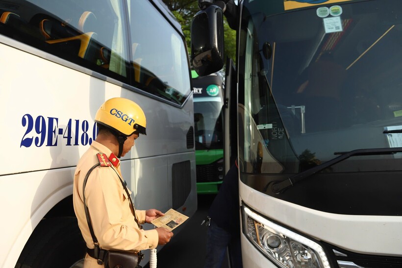 Nhiều xe khách dừng đỗ chờ giờ được hoạt động bị CSGT xử lý sáng 16/3.