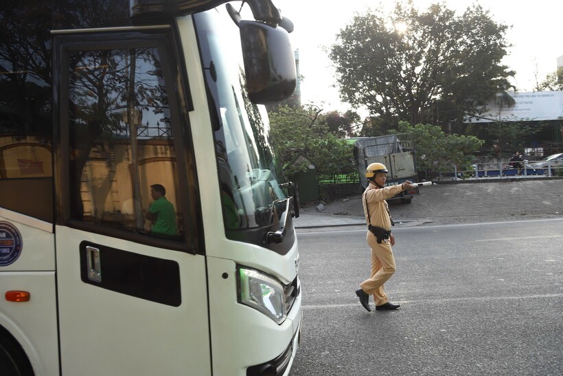 CSGT kiểm tra trường hợp vi phạm trên đường Trần Quang Khải sáng 16/3.