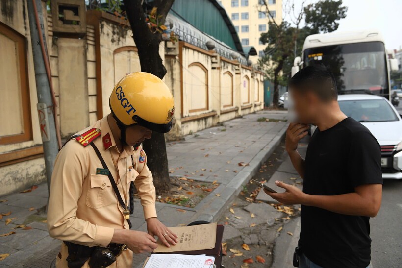 CSGT làm việc với tài xế xe khách vi phạm.