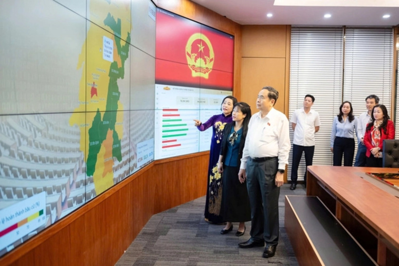 Chủ tịch Quốc hội Trần Thanh Mẫn và Phó Chủ tịch Quốc hội Nguyễn Thị Thanh thăm Trung tâm Điều hành Quốc hội số, nơi cập nhật mọi thông tin, diễn biến bầu cử trên cả nước (Ảnh: Phạm Thắng).