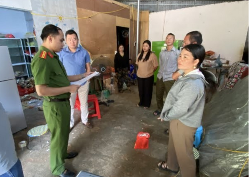 Lực lượng Công an khám xét cơ sở sản xuất của đối tượng Phàng Thị Sua (ngoài cùng, bên phải). (Ảnh: Công an tỉnh Điện Biên)