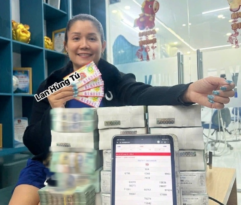 Chị Hà Tô Phương Lan ổi thưởng 4 tờ vé số trúng độc đắc xổ số miền Nam cho một vị khách đặc biệt ở địa phương. Ảnh: Báo Thanh niên.