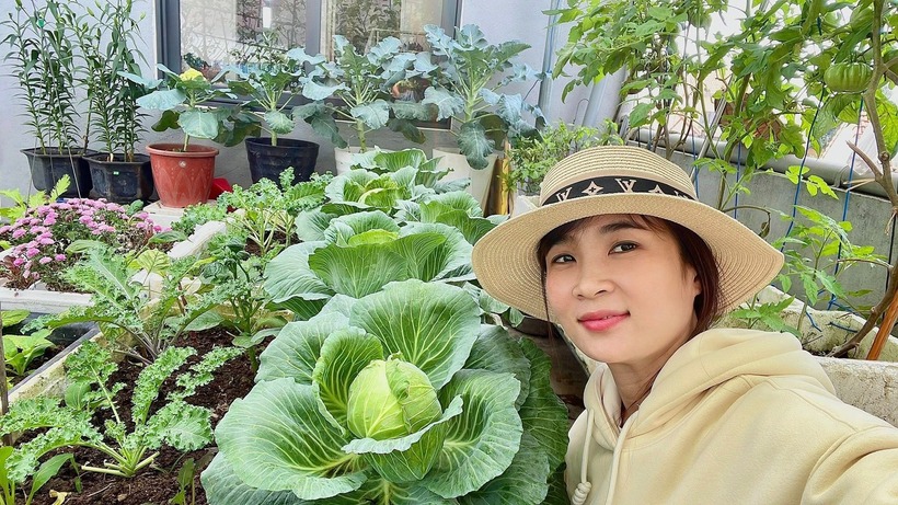 Với chị, khu vườn không chỉ đơn thuần là nơi trồng trọt mà còn là không gian quý giá để gắn kết và vun vén tình cảm giữa các thành viên trong gia đình.