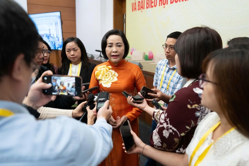 Phó Chủ tịch Quốc hội Nguyễn Thị Thanh trả lời báo chí (Ảnh: Media Quốc hội).