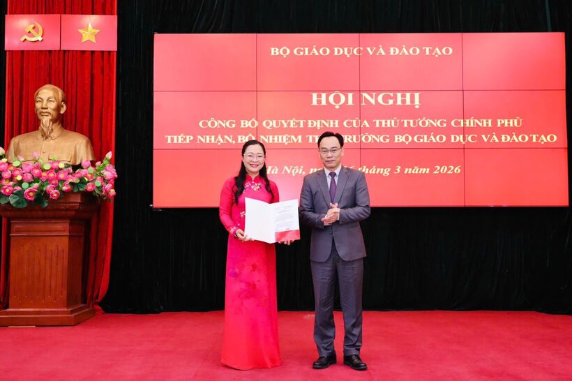 Quyền Bộ trưởng Hoàng Minh Sơn trao Quyết định của Thủ tướng Chính phủ tiếp nhận, bổ nhiệm Thứ trưởng Bộ GD&ĐT Nguyễn Thị Quyên Thanh