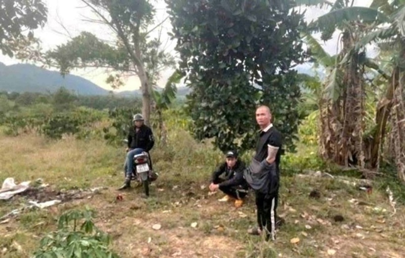 Sau khi bắt tạm giam, cơ quan điều tra đưa các bị can đến xác định hiện trường gây án. Ảnh: Công an cung cấp