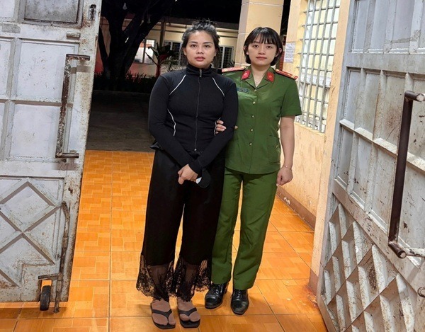 Đối tượng truy nã Hoàng Lê Thanh tại cơ quan Công an. (Ảnh: Công an tỉnh Lâm Đồng)