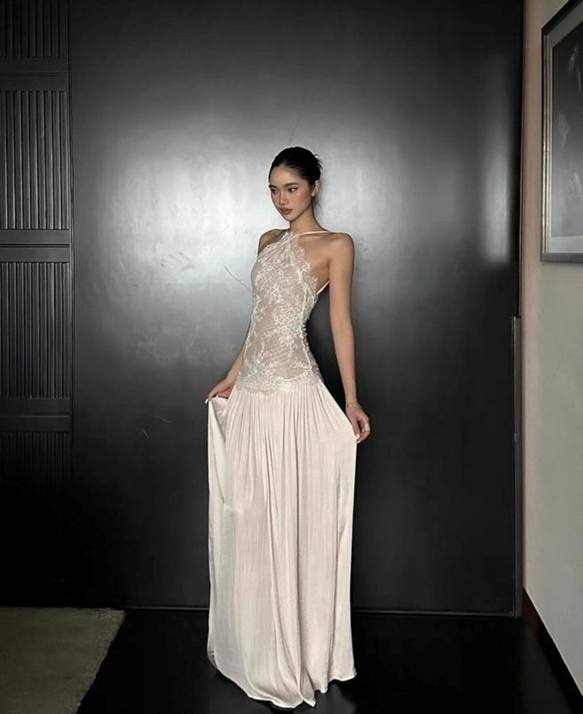 Váy cổ yếm giúp khoe trọn bờ vai thon và xương quai xanh thanh tú. Thiết kế này mang lại vẻ ngoài vừa hiện đại vừa cổ điển.