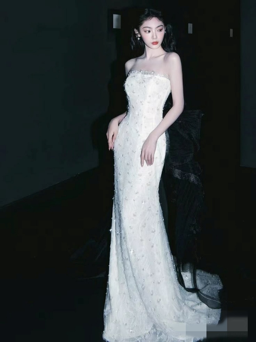 Thiết kế ôm sát từ ngực đến đầu gối và xòe rộng ở chân váy. Mẫu này tạo hiệu ứng đồng hồ cát cực mạnh, đặc biệt thu hút khi kết hợp với chất liệu satin hoặc đính đá lấp lánh.