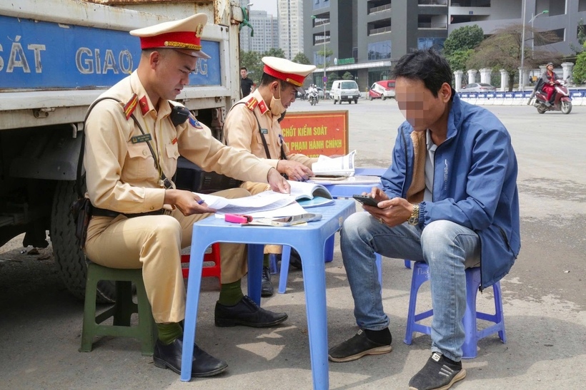 CSGT làm việc với tài xế vi phạm
