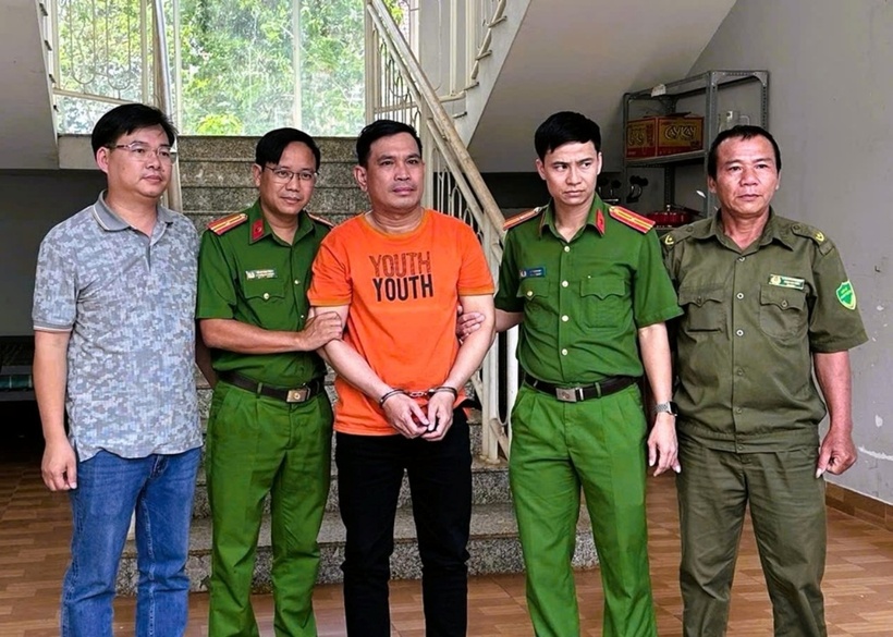 Đối tượng Hoàng Phi Tùng (áo cam) lúc mới bị bắt. (Ảnh: Công an tỉnh Đồng Nai)