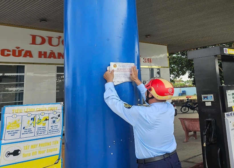 Lực lượng Quản lý thị trường Cần Thơ dán số điện thoại đường dây nóng tiếp nhận, xử lý tin báo. (Ảnh: Tiền phong)