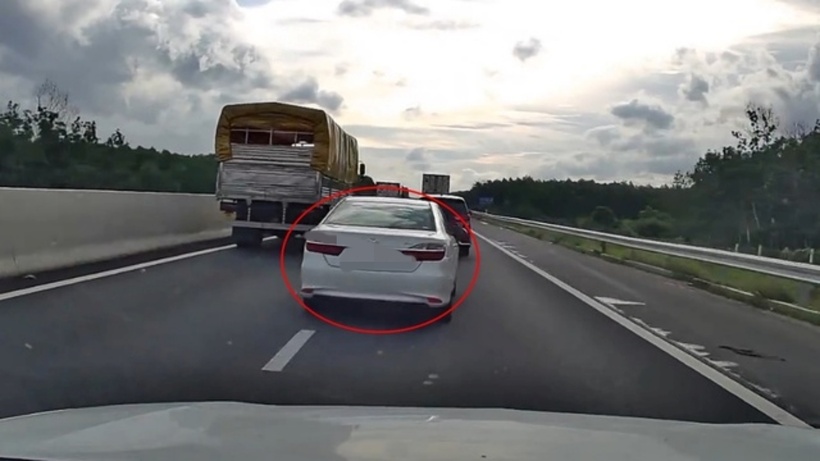 Chiếc Toyota Camry liên tục chuyển làn nhưng tài xế không bật xi nhan. (Ảnh: Thanh niên)