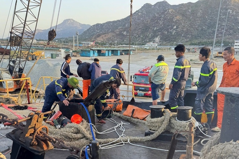 Lực lượng chức năng tỉnh Khánh Hòa triển khai công tác cứu hộ trên tàu hàng có 3 người gặp nạn. (Ảnh: Công an tỉnh Khánh Hòa)