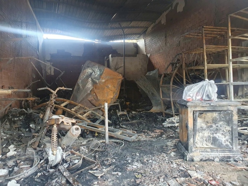 Nhiều vật dụng trong nhà bị cháy chỉ còn trơ khung sắt. (Ảnh: Thanh niên)