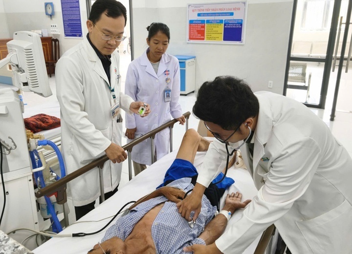 Ê kíp bác sĩ cấp cứu cho du khách đột quỵ. Ảnh: VTC News.