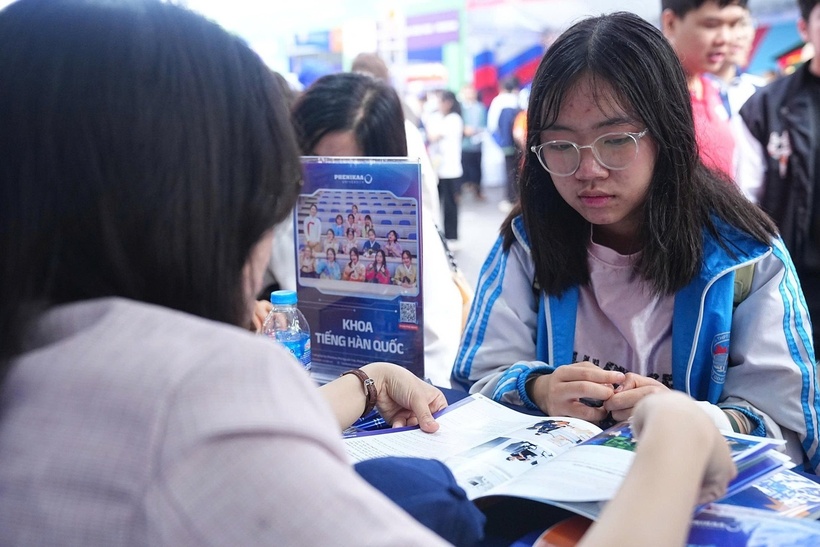 Sự phát triển mạnh mẽ của trí tuệ nhân tạo (AI) đang tạo ra những biến động sâu sắc trong tư duy lựa chọn ngành học và trường đại học của thí sinh trước ngưỡng cửa năm 2026. Ảnh minh họa