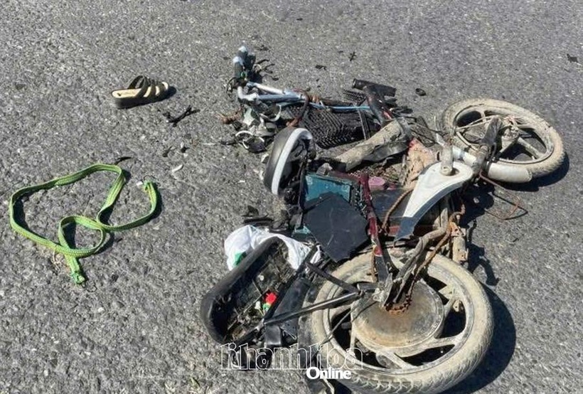 Xe đạp điện bị xe đầu kéo cán hư hỏng nặng. Ảnh: Báo Khánh Hòa.