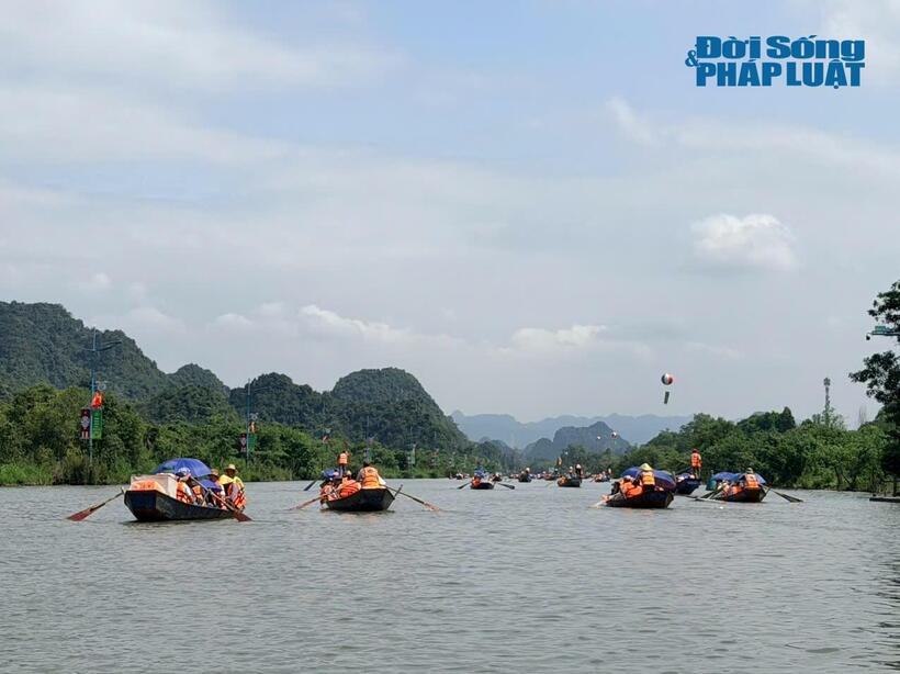 Hành trình hành hương bắt đầu từ những chuyến đò trên suối Yến thơ mộng.