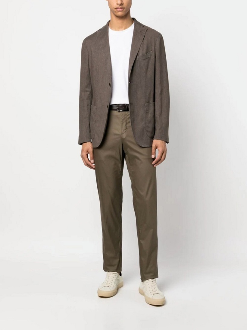 Áo blazer với phom dáng vừa vặn, thoải mái trở thành sự thay thế tuyệt vời cho những chiếc áo khoác suit cứng nhắc. Áo blazer có độ mềm mại, co giãn vừa phải nên không gây gò bó cơ thể, thích hợp để mặc ở văn phòng, cũng như buổi hẹn ở nhà hàng, quán cà phê sau giờ làm