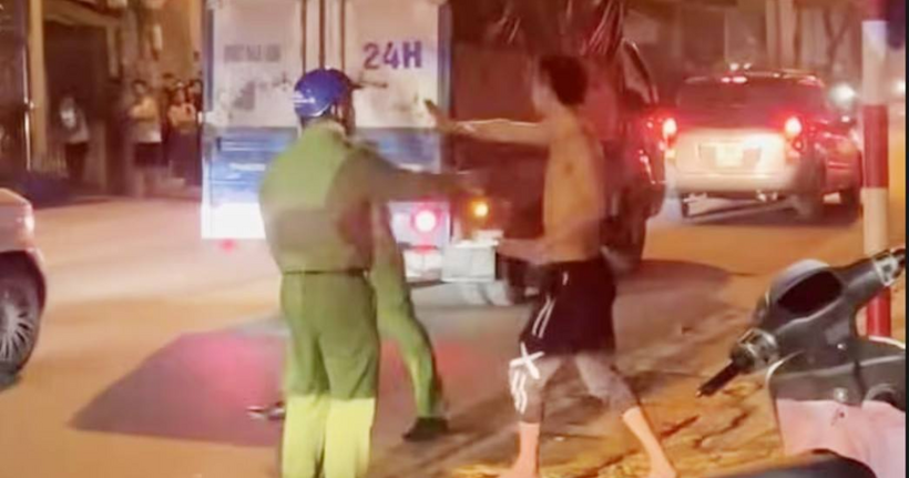 Hình ảnh ghi lại vụ việc. (Ảnh cắt clip)