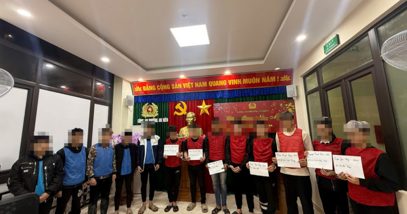 Công an phường An Biên đưa các đối tượng về trụ sở để làm rõ. (Ảnh: Công an TP Hải Phòng)