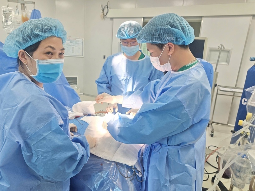 Ê kíp y, bác sĩ thực hiện thành công ca phẫu thuật cho bệnh nhi 14 tháng tuổi. Ảnh: SK&ĐS.