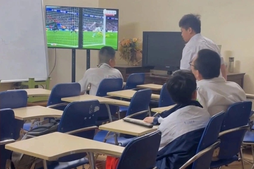 Hình ảnh lớp học thêm chật chội tại Hà Nội bị cơ quan chức năng buộc đóng cửa hồi tháng 4 năm ngoái. Ảnh: Dân trí