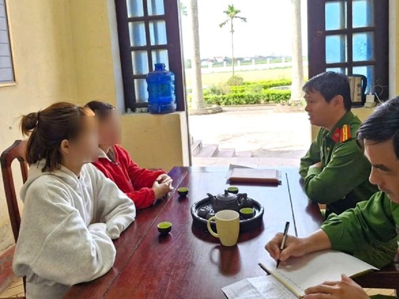 Gia đình chị L. cảm ơn lực lượng công an đã giúp đỡ gia đình tìm kiếm con, đưa về nhà an toàn. Ảnh: Dân Trí