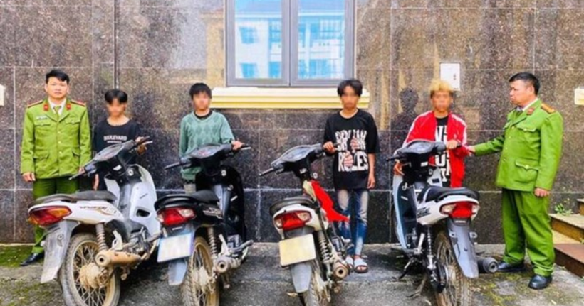 Nhóm 4 thanh thiếu niên cùng tang vật tại cơ quan Công an. (Ảnh: Công an tỉnh Sơn La)