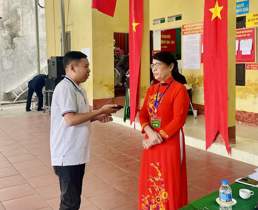 Bà Hoàng Kim Hoàn, Bí thư Chi bộ tổ Trung Thành 3, phường Tích Lương trao đổi với PV ĐS&PL.