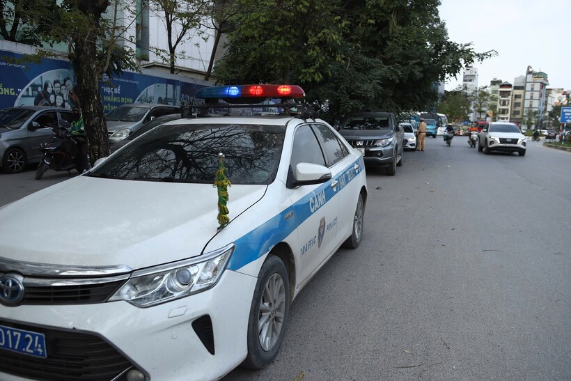 Đội CSGT đường bộ số 6 tổ chức tuần tra, kiểm soát các phương tiện đưa đón học sinh vào thời điểm tan học.