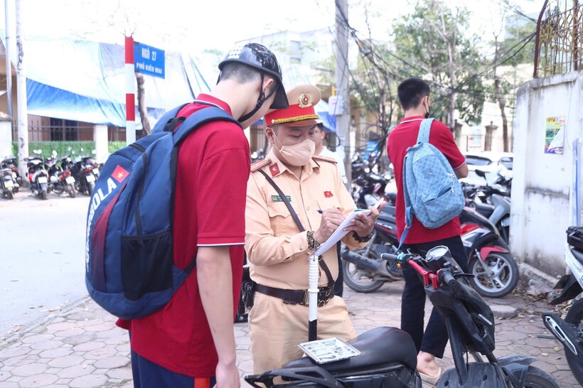 Lực lượng chức năng đã xử lý gần 10 trường hợp vi phạm.