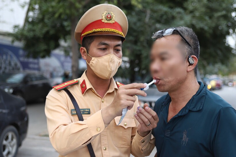 Lực lượng chức năng tập trung kiểm tra nồng độ cồn, test nhanh ma túy đối với tài xế.