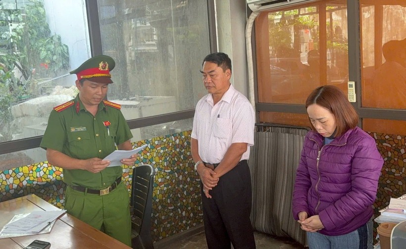 Công an Đà Nẵng thi hành quyết định khởi tố với các bị can trong vụ án (Ảnh: Công an Đà Nẵng).