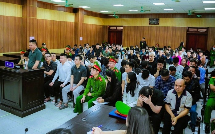 Quang cảnh phiên xét xử 44 bị cáo trong vụ án tổ chức sử dụng trái phép chất ma túy và sản xuất, buôn bán hàng cấm. (Ảnh: Người lao động)