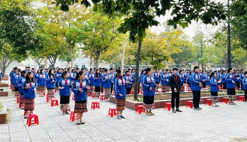 Học sinh Trung học cơ sở ở miền núi Nghệ An. Ảnh: Công dân & Khuyến học