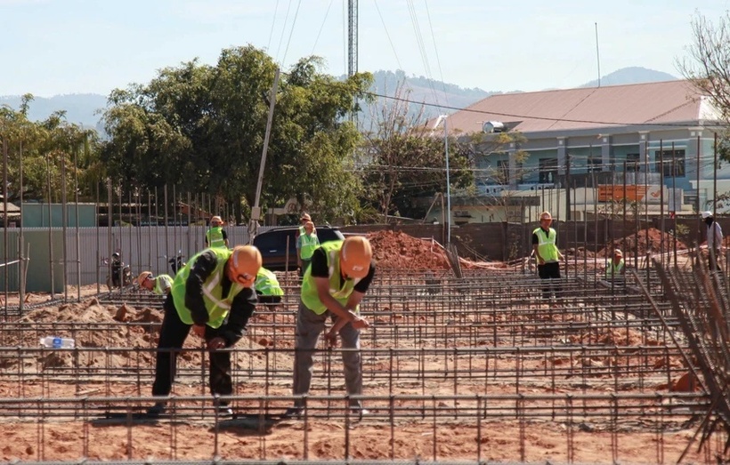 Không khí xây dựng trên công trường xây trường học nội trú biên giới đợt 1 ở Quảng Ngãi. Ảnh: PLO