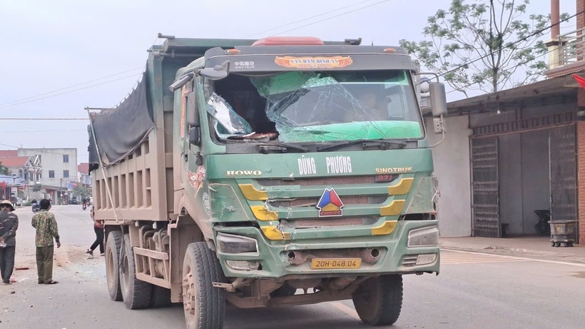 Chiếc xe tải chở đất, phần kính chắn gió phía trước bị vỡ nặng, xuất hiện nhiều vết nứt. Ảnh: Dân Việt