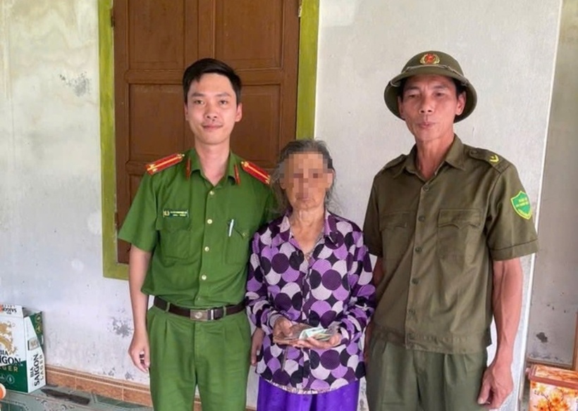 Bà Cúc nhận lại chiếc ví chứa tài sản đã đánh rơi. (Ảnh: Công an Vĩnh Linh)