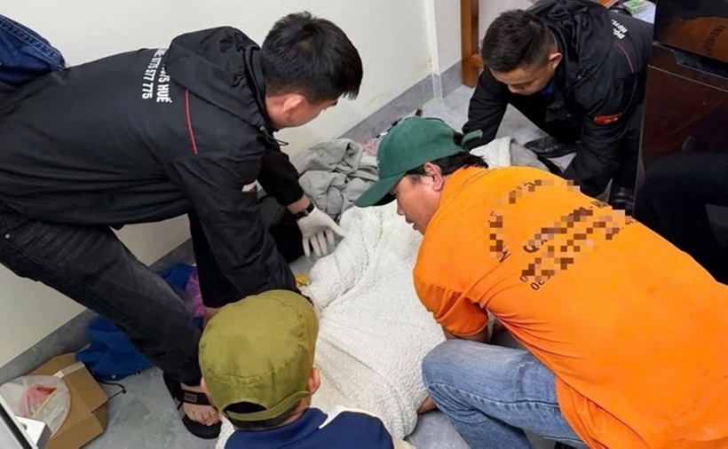 Lực lượng thiện nguyện hỗ trợ đưa thi thể nạn nhân về quê an táng. (Ảnh: Đội xe 0 đồng Huế)